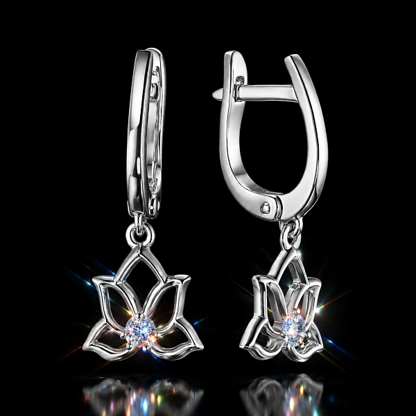 Серьги из серебра с ограненным синтетическим алмазом