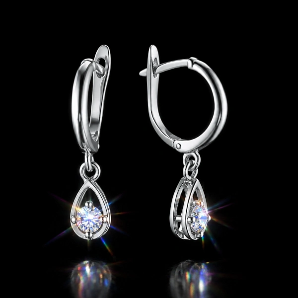 Серьги из серебра с ограненным синтетическим алмазом